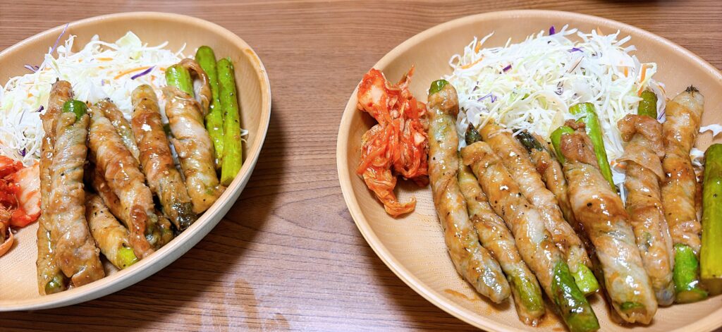 アスパラガスの豚肉巻きにキャベツとキムチを添えた食卓