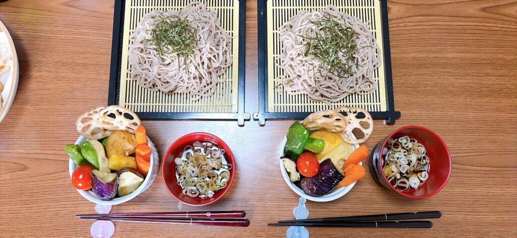 刻み海苔を添えたざるそば二人前と野菜天ぷら